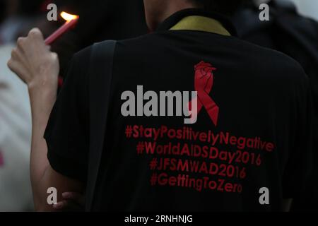 (161201) -- QUEZON CITY, 1. Dezember 2016 -- Ein Mann hält eine Kerze zur Feier des Welt-AIDS-Tages in Quezon City, Philippinen, 1. Dezember 2016. Menschen auf der ganzen Welt beobachten den Welt-Aids-Tag, um das Bewusstsein für HIV/Aids zu schärfen und diese zu verhindern. ) (Sxk) PHILIPPINEN-QUEZON-WELT AIDS-TAG ROUELLExUMALI PUBLICATIONxNOTxINxCHN Quezon City DEZ 1 2016 ein Mann hält eine Kerze anlässlich des Welt-Aids-Tages in Quezon City die Philippinen DEZ 1 2016 Prominente AUF der ganzen Welt beobachten den Welt-Aids-Tag, um das Bewusstsein und die Prävention für HIV-AIDS zu schärfen Sxk Philippinen Quezon World AID Stockfoto