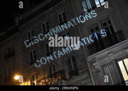 PARIS, 1. Dezember 2016 -- der Slogan Diskriminations = Verunreinigung wird auf ein Gebäude in der Nähe des Hotel de Ville am Welt-Aids-Tag in Paris, Frankreich, am 1. Dezember 2016 projiziert. Etwa eintausend Pariser marschierten am Donnerstag in der Nähe des Hotels de Ville in Paris und forderten die Beseitigung der Diskriminierung von Aids-Patienten. )(gj) FRANCE-PARIS-WORLD AIDS DAY-DEMONSTRATION ChenxYichen PUBLICATIONxNOTxINxCHN Paris DEZ 1 2016 der Slogan Diskriminations = Kontamination WIRD AUF ein Gebäude in der Nähe des Hotel de Ville AM Welt-Aids-Tag in Paris Frankreich AM DEZ 1 2016 projiziert, ungefähr tausend Pariser Stockfoto