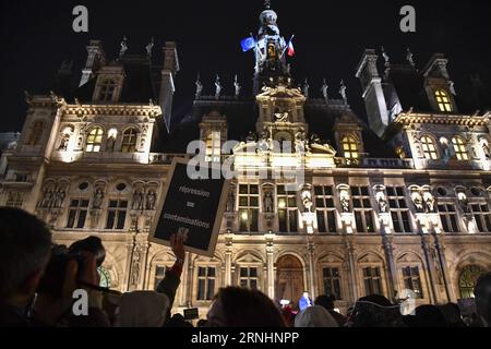 PARIS, 1. Dezember 2016 -- Menschen treffen sich am 1. Dezember 2016 auf dem Platz des Hotel de Ville zum Welt-Aids-Tag in Paris, Frankreich. Etwa eintausend Pariser marschierten am Donnerstag in der Nähe des Hotels de Ville in Paris und forderten die Beseitigung der Diskriminierung von Aids-Patienten. )(gj) FRANCE-PARIS-WORLD AIDS DAY-DEMONSTRATION ChenxYichen PUBLICATIONxNOTxINxCHN Paris DEZ 1 2016 Prominente versammeln sich AUF dem Platz des Hotel de Ville AM Welt-Aids-Tag in Paris Frankreich AM DEZ 1 2016 etwa tausend Pariser marschierten AM Donnerstag in der Nähe des Hotel de Ville in Paris und forderten die Beseitigung von Discrit Stockfoto