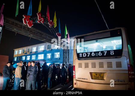 Das Foto vom 4. Dezember 2016 zeigt Verwandte von eingeschlossenen Bergleuten, die an der Stelle eines Unfalls bei der Baoma Mining Co. Ltd. In Chifeng, Nordchinas Autonome Region Innere Mongolei, warten. Es gab 17 Tote und 10 Menschen bleiben nach einer Explosion hier am Samstag gefangen. )(yk) CHINA-INNER MONGOLIA-COAL MINE-BLAST(CN) LianxZhen PUBLICATIONxNOTxINxCHN Foto aufgenommen AM 4. Dez 2016 zeigt Verwandte von eingeschlossenen Bergleuten, die auf der Stelle eines Unfalls BEI DER Bergbauindustrie Mining Co Ltd in Chifeng Nordchina warten Stockfoto