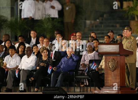 (161204) -- SANTIAGO DE CUBA, 4. Dezember 2016 -- der kubanische Präsident Raul Castro (R) hält am 3. Dezember 2016 auf dem Platz der Revolution in Santiago de Cuba (Kuba) eine Rede während einer Massenversammlung, um dem kubanischen Revolutionsführer Fidel Castro zu huldigen. Die Asche des kubanischen Revolutionsführers Fidel Castro kam am Samstag in Santiago de Cuba an, wo er am Sonntag auf dem Friedhof Santa Ifigenia zur Ruhe gebracht wird. David de la Paz)(zcc) CUBA-SANTIAGO DE CUBA-POLITICS-FIDEL CASTRO e DavidxdexlaxPaz PUBLICATIONxNOTxINxCHN Santiago de Cuba DEC 4 2016 der kubanische Präsident Raul Castro r hält eine Rede während A Stockfoto