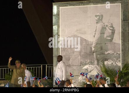 (161204) -- SANTIAGO DE CUBA, 4. Dezember 2016 -- der kubanische Präsident Raul Castro (L) nimmt am 3. Dezember 2016 an einer Massenversammlung Teil, um dem kubanischen Revolutionsführer Fidel Castro auf dem Platz der Revolution in Santiago de Cuba (Kuba) zu huldigen. Die Asche des kubanischen Revolutionsführers Fidel Castro kam am Samstag in Santiago de Cuba an, wo er am Sonntag auf dem Friedhof Santa Ifigenia zur Ruhe gebracht wird. David de la Paz (zcc) CUBA-SANTIAGO DE CUBA-POLITICS-FIDEL CASTRO e DavidxdexlaxPaz PUBLICATIONxNOTxINxCHN Santiago de Cuba DEC 4 2016 der kubanische Präsident Raul Castro l nimmt an einer Massenversammlung Teil, um Hom zu bezahlen Stockfoto