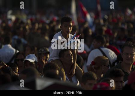 (161204) -- SANTIAGO DE CUBA, 4. Dezember 2016 -- Menschen nehmen an einer Massenversammlung Teil, um dem kubanischen Revolutionsführer Fidel Castro am 3. Dezember 2016 auf dem Platz der Revolution in Santiago de Cuba, Kuba, zu huldigen. Castro’s Asche traf am Samstag in Santiago de Cuba ein, wo er am Sonntag auf dem Friedhof Santa Ifigenia zur Ruhe gebracht wird. David de la Paz (zcc) CUBA-SANTIAGO DE CUBA-POLITICS-FIDEL CASTRO e DavidxdexlaxPaz PUBLICATIONxNOTxINxCHN Santiago de Cuba DEC 4 2016 Prominente nehmen an einer Massenveranstaltung Teil, um Fidel Castro, dem kubanischen Revolutionsführer, AUF dem Platz der Revolution in Santiag zu huldigen Stockfoto