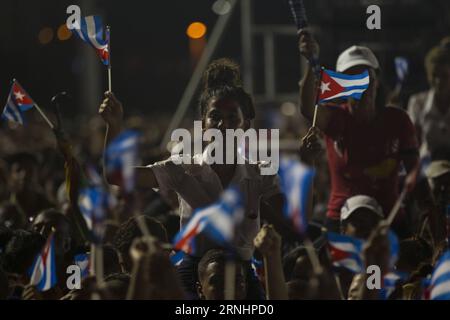 (161204) -- SANTIAGO DE CUBA, 4. Dezember 2016 -- Anwohner nehmen an einer Massenversammlung Teil, um Fidel Castro, dem kubanischen Revolutionsführer, am 3. Dezember 2016 auf dem Platz der Revolution in Santiago de Cuba, Kuba, zu huldigen. Castro’s Asche traf am Samstag in Santiago de Cuba ein, wo er am Sonntag auf dem Friedhof Santa Ifigenia zur Ruhe gebracht wird. David de la Paz (zcc) CUBA-SANTIAGO DE CUBA-POLITICS-FIDEL CASTRO e DavidxdexlaxPaz PUBLICATIONxNOTxINxCHN Santiago de Cuba DEC 4 2016 Einwohner nehmen an einer Massenversammlung Teil, um dem kubanischen Revolutionsführer Fidel CASTRO AUF dem Revolutionsplatz in Santia zu huldigen Stockfoto