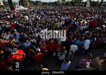 (161204) -- SANTIAGO DE CUBA, 4. Dez. 2016 -- am 3. Dez. 2016 versammeln sich die Bewohner zu einer Massenversammlung, um dem kubanischen Revolutionsführer Fidel Castro auf dem Platz der Revolution in Santiago de Cuba, Kuba, zu huldigen. Castro’s Asche traf am Samstag in Santiago de Cuba ein, wo er am Sonntag auf dem Friedhof Santa Ifigenia zur Ruhe gebracht wird. David de la Paz (zcc) CUBA-SANTIAGO DE CUBA-POLITICS-FIDEL CASTRO e DavidxdexlaxPaz PUBLICATIONxNOTxINxCHN Santiago de Cuba DEC 4 2016 Einwohner kommen zusammen, um an einer Massenversammlung teilzunehmen, um dem kubanischen Revolutionsführer Fidel Castro BEI der Revolut zu huldigen Stockfoto