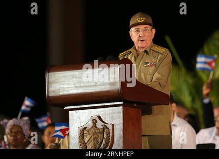 (161204) -- SANTIAGO DE CUBA, 4. Dezember 2016 -- der kubanische Präsident Raul Castro hält am 3. Dezember 2016 eine Rede während einer Massenversammlung, um dem kubanischen Revolutionsführer Fidel Castro auf dem Platz der Revolution in Santiago de Cuba, Kuba, zu huldigen. Die Asche des kubanischen Revolutionsführers Fidel Castro kam am Samstag in Santiago de Cuba an, wo er am Sonntag auf dem Friedhof Santa Ifigenia zur Ruhe gebracht wird. David de la Paz (zcc) CUBA-SANTIAGO DE CUBA-POLITICS-FIDEL CASTRO e DavidxdexlaxPaz PUBLICATIONxNOTxINxCHN Stockfoto