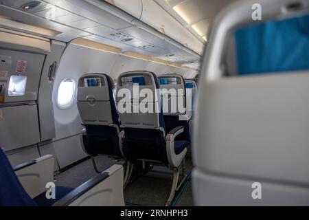 Ponta Delgada, Azoren - 31.05.2023: Innenraum der SATA Azores Airlines Airbus A321 Neo Flugzeugkabine mit leeren Sitzplätzen in einer Reihe. Stockfoto