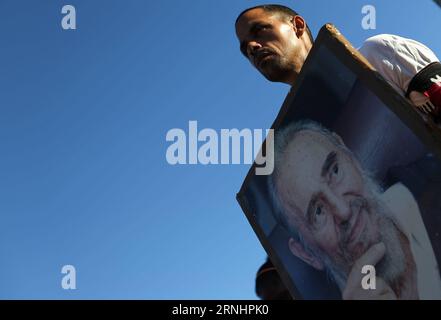 (161204) -- SANTIAGO DE CUBA, 4. Dezember 2016 -- Ein Mann hält Ein Poster des kubanischen Revolutionsführers Fidel Castro während der Passage seines Begräbniskorteges auf dem Friedhof Santa Ifigenia in der Stadt Santiago de Cuba, Kuba, am 4. Dezember 2016. Die Überreste des kubanischen Revolutionsführers und ehemaligen Präsidenten Fidel Castro wurden am Sonntagmorgen auf dem Friedhof Santa Ifigenia in Santiago de Cuba begraben. David de la Paz) (mA) (ce) CUBA-SANTIAGO DE CUBA-FIDEL CASTRO e DavidxdexlaxPaz PUBLICATIONxNOTxINxCHN Santiago de Cuba DEC 4 2016 ein Mann hält ein Poster des kubanischen Revolutionsführers Fidel Castro durin Stockfoto