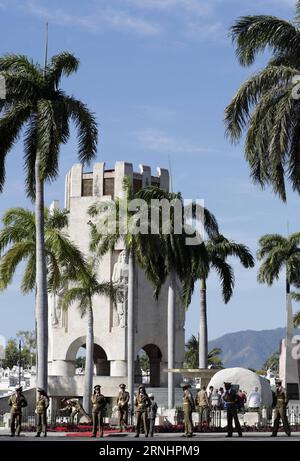 (161204) -- SANTIAGO DE CUBA, 4. Dezember 2016 -- Ehrenwachen stehen vor dem Mausoleum, wo die Asche des kubanischen Revolutionsführers Fidel Castro am 4. Dezember 2016 auf dem Friedhof Santa Ifigenia in der Stadt Santiago de Cuba, Kuba, begraben ist. Die Überreste des kubanischen Revolutionsführers und ehemaligen Präsidenten Fidel Castro wurden am Sonntagmorgen auf dem Friedhof Santa Ifigenia in Santiago de Cuba begraben. David de la Paz) (mA) (ce) CUBA-SANTIAGO DE CUBA-FIDEL CASTRO e DavidxdexlaxPaz PUBLICATIONxNOTxINxCHN Santiago de Cuba DEC 4 2016 EHRENGARDE stehen vor dem Mausoleum, wo die ASHE steht Stockfoto