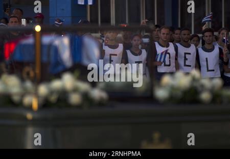 (161204) -- SANTIAGO DE CUBA, 4. Dezember 2016 -- Menschen versammeln sich, um den Gang der Trauerbegleitung des kubanischen Revolutionsführers Fidel Castro zum Friedhof Santa Ifigenia in der Stadt Santiago de Cuba, Kuba, am 4. Dezember 2016 zu beobachten. Die Überreste des kubanischen Revolutionsführers und ehemaligen Präsidenten Fidel Castro wurden am Sonntagmorgen auf dem Friedhof Santa Ifigenia in Santiago de Cuba begraben. David de la Paz) (mA) (ce) CUBA-SANTIAGO DE CUBA-FIDEL CASTRO e DavidxdexlaxPaz PUBLICATIONxNOTxINxCHN Santiago de Cuba DEC 4 2016 Prominente treffen sich, um die Passage des Begräbniskortèges der kubanischen R zu sehen Stockfoto