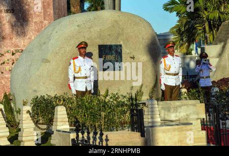 (161204) -- SANTIAGO DE CUBA, 4. Dezember 2016 -- das Bild der kubanischen Nachrichtenagentur zeigt Ehrenwachen, die am 4. Dezember 2016 am Grab des kubanischen Revolutionsführers Fidel Castro auf dem Friedhof Santa Ifigenia in der Stadt Santiago de Cuba, Kuba, stehen. Die Überreste des kubanischen Revolutionsführers und ehemaligen Präsidenten Fidel Castro wurden am Sonntagmorgen auf dem Friedhof Santa Ifigenia in Santiago de Cuba begraben. Marcelino Vazquez/Cuban News Agency) (fnc) (ce) OBLIGATORISCHE GUTSCHRIFT KEIN ARCHIV-KEIN VERKAUF REDAKTIONELLE VERWENDUNG NUR beste QUALITÄT VERFÜGBAR KUBA-SANTIAGO DE CUBA-FIDEL CASTRO-FUNERAL e CUBANxNEWSxA Stockfoto