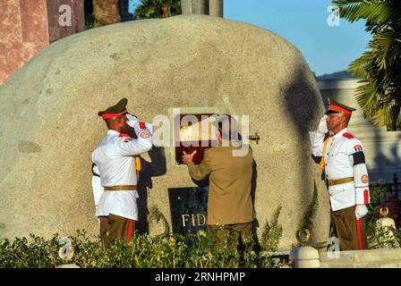 (161204) -- SANTIAGO DE CUBA, 4. DEZEMBER 2016 -- das Bild der kubanischen Nachrichtenagentur zeigt, wie der kubanische Präsident Raul Castro (C) am 4. Dezember 2016 die Urne mit der Asche des kubanischen Revolutionsführers Fidel Castro in sein Grab auf dem Friedhof Santa Ifigenia in der Stadt Santiago de Cuba (Kuba) bringt. Die Überreste des kubanischen Revolutionsführers und ehemaligen Präsidenten Fidel Castro wurden am Sonntagmorgen auf dem Friedhof Santa Ifigenia in Santiago de Cuba begraben. Marcelino Vazquez/Cuban News Agency) (fnc) (ce) OBLIGATORISCHE GUTSCHRIFT KEIN ARCHIV-KEIN VERKAUF REDAKTIONELLE VERWENDUNG NUR beste QUALITÄT VERFÜGBAR KUBA-SANTIAGO Stockfoto