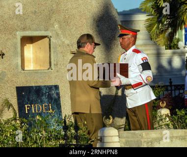 (161204) -- SANTIAGO DE CUBA, 4. DEZEMBER 2016 -- das Bild der kubanischen Nachrichtenagentur zeigt, wie der kubanische Präsident Raul Castro (L) am 4. Dezember 2016 die Urne mit der Asche des kubanischen Revolutionsführers Fidel Castro empfängt, bevor er sie auf dem Friedhof Santa Ifigenia in der Stadt Santiago de Cuba, Kuba, in das Grab stellt. Die Überreste des kubanischen Revolutionsführers und ehemaligen Präsidenten Fidel Castro wurden am Sonntagmorgen auf dem Friedhof Santa Ifigenia in Santiago de Cuba begraben. Marcelino Vazquez/Cuban News Agency) (fnc) (ce) OBLIGATORISCHE GUTSCHRIFT KEIN ARCHIV-KEIN VERKAUF REDAKTIONELLE VERWENDUNG NUR beste QUALITÄT AVAI Stockfoto