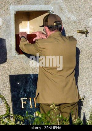(161204) -- SANTIAGO DE CUBA, 4. DEZEMBER 2016 -- das Bild der kubanischen Nachrichtenagentur zeigt den kubanischen Präsidenten Raul Castro, der am 4. Dezember 2016 die Urne mit der Asche des kubanischen Revolutionsführers Fidel Castro in sein Grab auf dem Friedhof Santa Ifigenia in der Stadt Santiago de Cuba (Kuba) stellt. Die Überreste des kubanischen Revolutionsführers und ehemaligen Präsidenten Fidel Castro wurden am Sonntagmorgen auf dem Friedhof Santa Ifigenia in Santiago de Cuba begraben. Marcelino Vazquez/Cuban News Agency) (fnc) (ce) OBLIGATORISCHE GUTSCHRIFT KEIN ARCHIV-KEIN VERKAUF REDAKTIONELLE VERWENDUNG NUR beste QUALITÄT VERFÜGBAR KUBA-SANTIAGO DE C Stockfoto