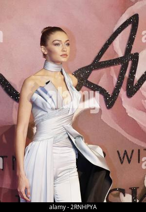 (161206) -- LONDON, 5. Dezember 2016 -- Gigi Hadid nimmt am 5. Dezember 2016 an den Fashion Awards 2016 in der Royal Albert Hall in London Teil. ) (hy) BRITISH-LONDON-FASHION AWARDS-RED CARPET HanxYan PUBLICATIONxNOTxINxCHN London DEC 5 2016 Gigi Hadid nimmt an den Fashion Awards 2016 IN DER Royal Albert Hall in London Teil Großbritannien AM 5. DEC 2016 Hy Britain London Fashion Awards Red Carpet HanxYan PUBLICATIONxNOTxINxCHN Stockfoto