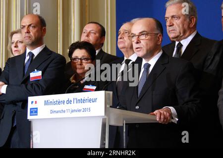 (161206) -- PARIS, 6. Dezember 2016 -- das am 11. Januar 2015 aufgenommene Foto zeigt den französischen Innenminister Bernard Cazeneuve (2. R) nach einem Treffen in Paris, Frankreich. Der französische Präsident Francois Hollande ernannte am Dienstag den amtierenden Innenminister Bernard Cazeneuve zum neuen Premierminister, der Manuel Valls ablöste, da dieser beschlossen habe, den Posten zu kündigen, so der Elysee. ) (Zjy) FRANCE-PM-CAZENEUVE-FILE ZhengxBin PUBLICATIONxNOTxINxCHN Paris DEC 6 2016 Datei das Foto VOM 11. Januar 2015 zeigt den französischen Innenminister Bernard Cazeneuve 2. R. nach einem Treffen in Paris, Frankreich Stockfoto