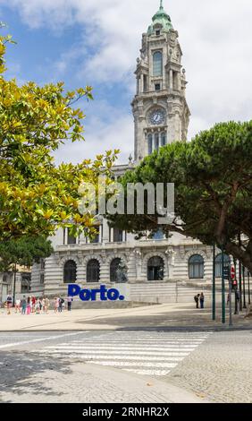 Porto, Portugal - 31.05.2023: Rathaus von Porto in der Aliados Avenue, Innenstadt von Porto, Portugal. Eine der berühmtesten Straßen in Porto. Stockfoto