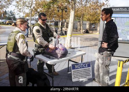 Terrorwarnung in Los Angeles LOS ANGELES, 6. Dezember 2016 -- Ein Pendler lässt seine Tasche in der U-Bahn-Station Universal City in Los Angeles, USA, am 6. Dezember 2016 überprüfen. Das FBI, das Los Angeles Police Department (LAPD) und die Beamten des Sheriffs gaben an, dass sie am Montag einen Anruf über eine drohende, aber unbestätigte Drohung gegen die Metro Red Line in Universal City erhalten hatten. Die Bedrohung kam aus Übersee durch einen anonymen Anruf an eine öffentliche Sicherheitsleitung. ) (Zxj) US-LOS ANGELES-TERRORGEFAHR ZhaoxHanrong PUBLICATIONxNOTxINxCHN TERRORWARNUNG in Los Angeles Los Angeles DEC 6 Stockfoto