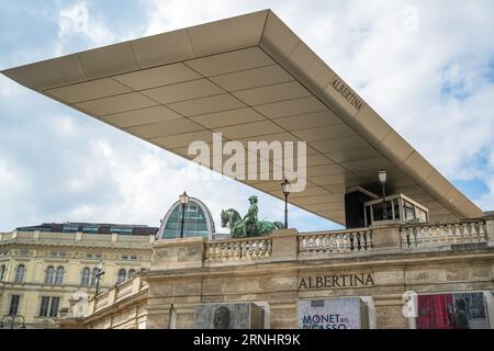 Wien, Österreich - 28. August 2023: Außenansicht des Albertina Museums. Die Albertina ist eine der wichtigsten Galerien mit rund 65.000 Zeichnungen und Stockfoto