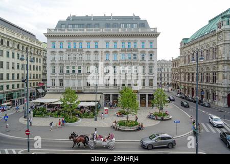 Wien, Österreich - 28. August 2023: Das Hotel Sacher ist ein Luxushotel in der Nähe der Wiener Staatsoper. Sie ist berühmt für die Sachertorte. Stockfoto