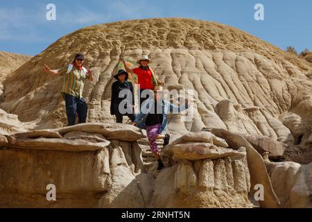 Besucher genießen die AH-Shi-SLE PAH Wilderness Study Area mit einigen der besten Hoodoo-Formationen in den sanften, wassergeschnitzten Tonhügeln des New Mexic Stockfoto