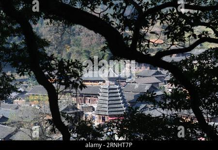 RONGJIANG, 8. Dezember 2016 -- Foto vom 8. Dezember 2016 zeigt einen Trommelturm im Dali Dong Camp im Rongjiang County, südwestlich der chinesischen Provinz Guizhou. Antike Gebäude im Lager Dali Dong, die alle aus Holzkonstruktionen aus Zinn und Einsteckholz bestehen, wurden 2013 als wichtige kulturelle Reliquieneinheit unter staatlichem Schutz aufgeführt. (Zwx) CHINA-GUIZHOU-RONGJIANG COUNTY-DONG CAMP(CN) LuxBo an PUBLICATIONxNOTxINxCHN Rongjiang DEZ 8 2016 Foto aufgenommen AM DEZ 8 2016 zeigt einen Trommelturm im Dali Dong Camp im Rongjiang County Südwesten Chinas Provinz S Guizhou Alte Gebäude im Dali Dong Camp, die alle M sind Stockfoto