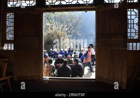 RONGJIANG, 8. Dezember 2016 - Dorfbewohner unterhalten sich vor einem Trommelturm im Dali Dong Camp im Rongjiang County, Südwestchinas Provinz Guizhou, 8. Dezember 2016. Antike Gebäude im Lager Dali Dong, die alle aus Holzkonstruktionen aus Zinn und Einsteckholz bestehen, wurden 2013 als wichtige kulturelle Reliquieneinheit unter staatlichem Schutz aufgeführt. (Zwx) CHINA-GUIZHOU-RONGJIANG COUNTY-DONG CAMP(CN) LuxBo an PUBLICATIONxNOTxINxCHN Rongjiang DEZ 8 2016 Dorfbewohner Chat vor einem Trommelturm IM Dali Dong Camp im Rongjiang County Südwesten Chinas S Guizhou Provinz DEZ 8 2016 Alte Gebäude im Dali Dong Camp Wh Stockfoto