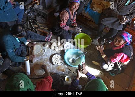 (161209) -- GYIRONG, 8. Dezember 2016 -- Frauen stellen traditionelle Lebensmittel her, nachdem sie in ein neues Haus im Gyirong County der Stadt Xigaze, südwestchinesische Autonome Region Tibet, am 8. Dezember 2016 gezogen sind. Mehr als 16.000 Menschen waren von dem Beben betroffen, das am 25. April 2015 das County traf. Mehr als 3.000 Wohngebäude wurden schwer beschädigt. Die lokale Regierung hat bisher 89 % der Häuser für Dorfbewohner rekonstruiert. Der Rest wird bis Ende des Jahres abgeschlossen sein. ) (mp) CHINA-TIBET-GYIRONG-BAKE-RECONSTRUCTION (CN) LiuxDongjun PUBLICATIONxNOTxINxCHN Gyirong DEC 8 2016 Frauen stellen danach traditionelle Lebensmittel her Stockfoto