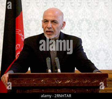 (161209) -- KABUL, 9. Dezember 2016 -- der afghanische Präsident Mohammad Ashraf Ghani nimmt am 9. Dezember 2016 an einer gemeinsamen Pressekonferenz mit dem US-Verteidigungsminister Ash Carter (nicht auf dem Foto) in Kabul, der Hauptstadt Afghanistans, Teil. Der amtierende US-Verteidigungsminister Ash Carter sagte am Freitag, dass die Vereinigten Staaten sich zur langfristigen Unterstützung des von der Militanz betroffenen Afghanistan verpflichtet hätten. (Zjy) AFGHANISTAN-KABUL-US-VERTEIDIGUNGSMINISTERIN RahmatxAlizadah PUBLICATIONxNOTxINxCHN Kabul DEC 9 2016 afghanischer Präsident Mohammad Ashraf Ghani nimmt an einer gemeinsamen Pressekonferenz mit US-Verteidigungsministerin Ash Carter Teil, nicht auf Foto in K Stockfoto