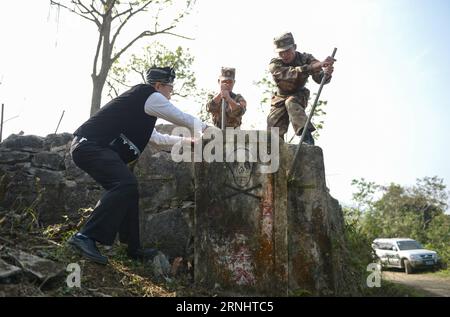 (161209) -- HEKOU, 9. Dezember 2016 -- Ein lokaler Bewohner und Soldaten entfernen eine Warntafel auf einem Minenfeld, nachdem sie Landminen in der Qiaotou Township des autonomen Komitats Hekou Yao, Provinz Yunnan im Südwesten Chinas, 9. Dezember 2016 gespült haben. Chinesische Soldaten schlossen am Freitag die Minenräumung in 18 Minenfeldern in der Sektion der Autonomen Präfektur Honghe Hani und Yi ab. Chinesische Soldaten begannen im November 2015 ihre dritte Landminenmission entlang der chinesisch-vietnamesischen Grenze, die 30 Townships in sechs Grafschaften in der Provinz Yunnan umfasste. Die Mission wird voraussichtlich Ende 2017 abgeschlossen sein. ) (wx) CHINA- Stockfoto