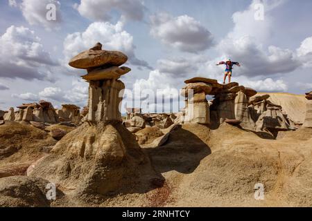 Besucher genießen die AH-Shi-SLE PAH Wilderness Study Area mit einigen der besten Hoodoo-Formationen in den sanften, wassergeschnitzten Tonhügeln des New Mexic Stockfoto