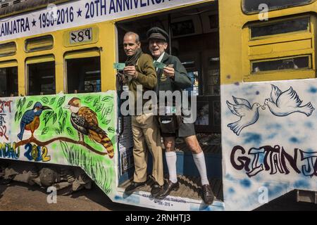 (161210) -- KOLKATA, 10. Dezember 2016 -- Robert D Andrew (R), ein Straßenbahndirigent aus Australien posiert mit seinem indischen Kollegen während der 20-jährigen Feier der Freundschaft zwischen Kolkata und Melbourne in Kolkata, Hauptstadt des ostindischen Bundesstaates West Bengalen, 10. Dezember 2016. Die Veranstaltung feiert die charakteristischen Straßenbahnkulturen von Melbourne in Australien und Kalkutta in Indien durch die Zusammenarbeit zwischen Straßenbahnunternehmen und ihren Straßenbahnliebhabern. ) (Sxk) INDIEN-KOLKATA-MELBOURNE-STRASSENBAHNFREUNDSCHAFT TumpaxMondal PUBLICATIONxNOTxINxCHN Kolkata DEZ 10 2016 Robert D Andrew r a Tram Conduc Stockfoto