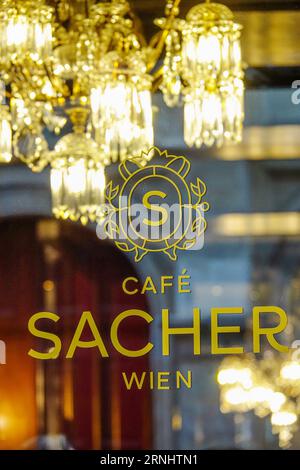 Österreich, Wien - 28. August 2023 : im Hotel Sacher Café. Stockfoto