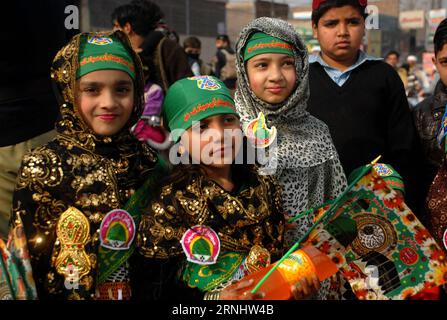 (161212) -- PESHAWAR, 12. Dezember 2016 -- pakistanische Muslime marschieren während der Feier anlässlich Eid Milad-un-Nabi, des Geburtstages des Propheten Mohammed des Islam, im nordwestlichen pakistanischen Peshawar, 12. Dezember 2016. ) (yk) PAKISTAN-PESHAWAR-PROPHET MUHAMMAD-FEIERN UmarxQayyum PUBLICATIONxNOTxINxCHN 161212 Peshawar DEC 12 2016 pakistanische Muslime marschieren während des Feierneides Milad UN Nabi der Geburtstag des Islam S Prophet Muhammad in Nordwest-Pakistan S Peshawar DEC 12 2016 Peshawar QICNOYK Peshawar UmxIPakistan Prophet UmxIxIxIam UmxIam Prophet Muhammad Stockfoto