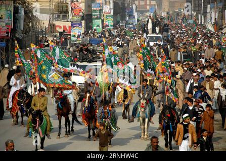 Bilder des Tages (161212) -- PESHAWAR, 12. Dezember 2016 -- pakistanische Muslime marschieren während der Feierlichkeiten zum Geburtstag von Eid Milad-un-Nabi, dem Propheten Mohammed des Islam, im nordwestlichen pakistanischen Peshawar, 12. Dezember 2016. ) (yk) PAKISTAN-PESHAWAR-PROPHET MUHAMMAD-FEIERN UmarxQayyum PUBLICATIONxNOTxINxCHN Bilder der Tag 161212 Peshawar DEC 12 2016 pakistanische Muslime marschieren während des Feierneides Milad UN Nabi der Geburtstag des Islam S 2016 Prophet Muhammad im Nordwesten Pakistans Stockfoto