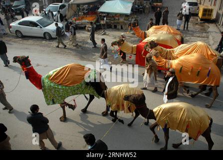 (161212) -- PESHAWAR, 12. Dezember 2016 -- pakistanische Muslime marschieren mit ihren Kamelen während der Feier anlässlich des Eid Milad-un-Nabi, des Geburtstages des Propheten Mohammed, im nordwestlichen pakistanischen Peshawar, 12. Dezember 2016. ) (yk) PAKISTAN-PESHAWAR-PROPHET MUHAMMAD-FEIERN UmarxQayyum PUBLICATIONxNOTxINxCHN 161212 Peshawar DEC 12 2016 pakistanische Muslime marschieren mit ihren Kamelen während des Feierneides Milad UN Nabi der Geburtstag des Islam S Prophet Muhammad in Nordwest Pakistan S Peshawar DEC 12 2016 Stockfoto