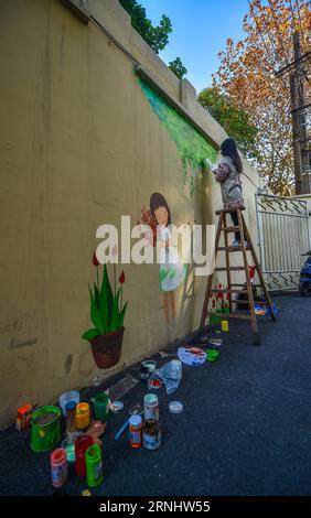 (161212) -- HANGZHOU, 12. Dezember 2016 -- Ein Freiwilliger malt an der Wand in Hangzhou, Hauptstadt der ostchinesischen Provinz Zhejiang, 12. Dezember 2016. Freiwillige und Gemeindearbeiter arbeiteten zusammen, um 100 alte Viertel mit Wandmalereien im Stadtgebiet von Hangzhou zu dekorieren. ) (Zyd) CHINA-HANGZHOU-OLD NEIGHBORHOOD-WALL PAINTING (CN) XuxYu PUBLICATIONxNOTxINxCHN 161212 Hangzhou DEZ 12 2016 A Volunteer Paints ON the Wall in Hangzhou Hauptstadt der ostchinesischen Provinz S Zhejiang DEZ 12 2016 Freiwillige und Gemeindearbeiter arbeiteten zusammen, um 100 alte Viertel mit WANDMALEREIEN zu dekorieren Stockfoto