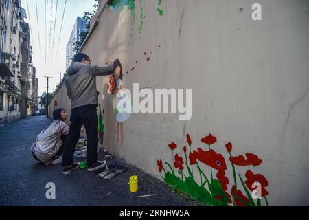 (161212) -- HANGZHOU, 12. Dezember 2016 -- Freiwillige malen an der Wand in Hangzhou, Hauptstadt der ostchinesischen Provinz Zhejiang, 12. Dezember 2016. Freiwillige und Gemeindearbeiter arbeiteten zusammen, um 100 alte Viertel mit Wandmalereien im Stadtgebiet von Hangzhou zu dekorieren. ) (Zyd) CHINA-HANGZHOU-OLD NEIGHBORHOOD-WALL PAINTING (CN) XuxYu PUBLICATIONxNOTxINxCHN 161212 Hangzhou DEC 12 2016 Freiwillige malen AN der Wand in Hangzhou Hauptstadt der ostchinesischen Provinz S Zhejiang DEC 12 2016 Freiwillige und Gemeindearbeiter arbeiteten zusammen, um 100 alte Viertel mit Wandmalereien in der zu dekorieren Stockfoto