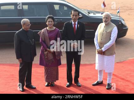 (161212) -- NEU DELHI, 12. Dezember 2016 -- der indische Premierminister Narendra Modi (R) und Präsident Pranab Mukherjee (L) begrüßen den indonesischen Präsidenten Joko Widodo (2. R) und seine Frau bei einem feierlichen Empfang im indischen Präsidentenpalast in Neu-Delhi, Indien, 12. Dezember 2016. Joko Widodo soll Gespräche auf Delegationsebene mit Modi führen, und während seines Besuchs wird eine Reihe von Vereinbarungen unterzeichnet. )(yk) INDIEN-NEU-DELHI-INDONESIEN-PRÄSIDENT-BESUCH ParthaxSarkar PUBLICATIONxNOTxINxCHN 161212 Neu-Delhi DEZ 12 2016 Indische Premierminister Narendra Modes r und Präsident Pranab Mukherjee l Stockfoto