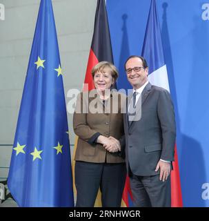 (161213) -- BERLIN, 13. Dezember 2016 -- Bundeskanzlerin Angela Merkel (L) posiert für Fotos mit dem französischen Staatspräsidenten Francois Hollande nach einer gemeinsamen Pressekonferenz in Berlin, Hauptstadt Deutschlands, am 13. Dezember 2016. Bundeskanzlerin Angela Merkel und der französische Präsident Francois Hollande forderten hier am Dienstag eine Verlängerung der Sanktionen der Europäischen Union (EU) gegen Russland. (zy) DEUTSCHLAND-BERLIN-FRANKREICH-BESUCH ShanxYuqi PUBLICATIONxNOTxINxCHN Berlin DEC 13 2016 Bundeskanzlerin Angela Merkel l posiert nach einer gemeinsamen Pressekonferenz i für Fotos mit dem französischen Präsidenten Francois Hollande Stockfoto