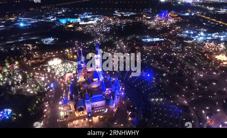 (161213) -- PEKING, 13. Dezember 2016 -- Luftaufnahme vom 17. Mai 2016 zeigt den Nachtblick des Shanghai Disney Resort in Shanghai, Ostchina. Shanghai Disney Resort, Asiens größtes Disneyland, wurde am 16. Juni 2016 für die Öffentlichkeit geöffnet. Drohnen wurden 2016 im Fotojournalismus häufig verwendet. ) CHINA-DRONE SHOTS OF THE YEAR (CN) DingxTing PUBLICATIONxNOTxINxCHN Peking DEZ 13 2016 Luftaufnahme aufgenommen AM 17. Mai 2016 zeigt die Nachtsicht des Shanghai Disney Resort in Shanghai Ostchina Shanghai Disney Resort Asia S größtes Disneyland, das AM 16. Juni für die Öffentlichkeit geöffnet wurde 2016 Drohnen waren in Common - Nimm mich Stockfoto