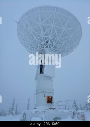 (161216) -- PEKING, 16. Dezember 2016 -- Techniker unterhält die Ausrüstung für die China Remote Sensing Satellite North Pole Ground Station in Kiruna, Schweden, 25. November 2016. Die China Remote Sensing Satellite North Pole Ground Station hat am Donnerstag in Kiruna in Schweden Versuchsbetrieb aufgenommen, sagte die Chinesische Akademie der Wissenschaften (CAS). Die Station ist Chinas erste Satelliten-Empfangsstation in Übersee. (wyo) SCHWEDEN-CHINA-BODEN-SATELLITEN-EMPFANGSSTATION-VERSUCHSBETRIEB (CN) JinxLiwang PUBLICATIONxNOTxINxCHN Peking DEZ 16 2016 Techniker unterhält die Ausrüstung für den China Remote Sen Stockfoto