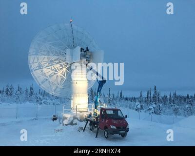 (161216) -- PEKING, 16. Dezember 2016 -- Techniker reinigen Schnee und Eis für die China Remote Sensing Satellite North Pole Ground Station in Kiruna, Schweden, 1. Dezember 2016. Die China Remote Sensing Satellite North Pole Ground Station hat am Donnerstag in Kiruna in Schweden Versuchsbetrieb aufgenommen, sagte die Chinesische Akademie der Wissenschaften (CAS). Die Station ist Chinas erste Satelliten-Empfangsstation in Übersee. (wyo) SCHWEDEN-CHINA-BODEN-SATELLITEN-EMPFANGSSTATION-VERSUCHSBETRIEB (CN) JinxLiwang PUBLICATIONxNOTxINxCHN Peking DEZ 16 2016 Techniker Clear Snow and ICE für den China Remote Sensing Satell Stockfoto