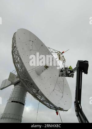 (161216) -- PEKING, 16. Dezember 2016 -- Techniker stellen die Antenne für die China Remote Sensing Satellite North Pole Ground Station in Kiruna, Schweden, 26. Oktober 2016 ein. Die China Remote Sensing Satellite North Pole Ground Station hat am Donnerstag in Kiruna in Schweden Versuchsbetrieb aufgenommen, sagte die Chinesische Akademie der Wissenschaften (CAS). Die Station ist Chinas erste Satelliten-Empfangsstation in Übersee. (wyo) SCHWEDEN-CHINA-BODEN-SATELLITEN-EMPFANGSSTATION-VERSUCHSBETRIEB (CN) JinxLiwang PUBLICATIONxNOTxINxCHN Peking DEZ 16 2016 Techniker stellen die Antenne für den China Remote Sensing Satel ein Stockfoto