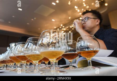 (161216) -- PEKING, 16. Dezember 2016 -- Ein Weinverkoster trinkt die Bierprobe während des China Craft Beer Award 2016 in Peking, Hauptstadt von China, 16. Dezember 2016. Der China Craft Beer Award 2016 nahm am Freitag an der Preisverleihung Teil.) (Zyd) CHINA-BEIJING-CRAFT BEER-AWARD (CN) ShenxHong PUBLICATIONxNOTxINxCHN Beijing DEC 16 2016 A Wine Buttons trinkt die Bierprobe während China Craft Beer Award 2016 in Peking Hauptstadt Chinas DEC 16 2016 der China Craft Beer Award 2016 nahm AM Freitag AM Beurteilungsprozess Teil ZYD China Beijing Craft Beer Award CN ShenxHong PUBLICATIONxNOTxINxCHN Stockfoto