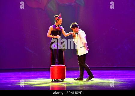 (161218) -- LUOYANG, 18. Dezember 2016 -- Schauspieler treten während des 3. Chinesischen Kunstfestivals für Akrobatik in Luoyang, Provinz Henan, in Zentralchina, 18. Dezember 2016 auf. ) (Zyd) CHINA-HENAN-AKROBATIK-FESTIVAL (CN) FengxDapeng PUBLICATIONxNOTxINxCHN Luoyang DEC 18 2016 Schauspieler treten während des 3. Chinesischen Akrobatik-Kunst-Festivals in Luoyang Zentralchina S Henan Province DEC 18 2016 ZYD China Henan Acrobatics Festival CN FengxDapeng PUBLICATINxCHXCHN auf Stockfoto