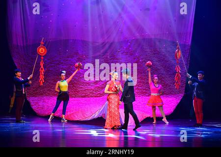 (161218) -- LUOYANG, 18. Dezember 2016 -- Schauspieler treten während des 3. Chinesischen Kunstfestivals für Akrobatik in Luoyang, Provinz Henan, in Zentralchina, 18. Dezember 2016 auf. ) (Zyd) CHINA-HENAN-AKROBATIK-FESTIVAL (CN) FengxDapeng PUBLICATIONxNOTxINxCHN Luoyang DEC 18 2016 Schauspieler treten während des 3. Chinesischen Akrobatik-Kunst-Festivals in Luoyang Zentralchina S Henan Province DEC 18 2016 ZYD China Henan Acrobatics Festival CN FengxDapeng PUBLICATINxCHXCHN auf Stockfoto