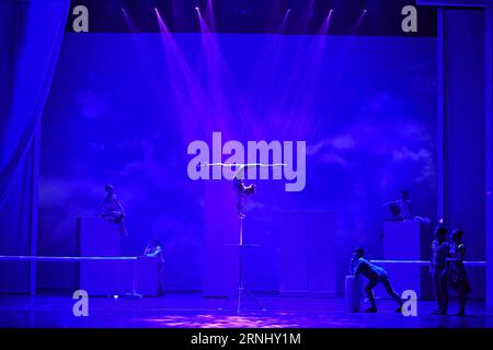 (161218) -- LUOYANG, 18. Dezember 2016 -- Schauspieler treten während des 3. Chinesischen Kunstfestivals für Akrobatik in Luoyang, Provinz Henan, in Zentralchina, 18. Dezember 2016 auf. ) (Zyd) CHINA-HENAN-AKROBATIK-FESTIVAL (CN) FengxDapeng PUBLICATIONxNOTxINxCHN Luoyang DEC 18 2016 Schauspieler treten während des 3. Chinesischen Akrobatik-Kunst-Festivals in Luoyang Zentralchina S Henan Province DEC 18 2016 ZYD China Henan Acrobatics Festival CN FengxDapeng PUBLICATINxCHXCHN auf Stockfoto