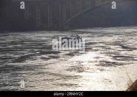 (161218) -- JINGHONG, 18. Dezember 2016 () -- Ein Schiff segelte zum Damm des Wasserkraftwerks Jinghong in der südwestchinesischen Provinz Yunnan, 18. Dezember 2016. Das Wasserkraftwerk Jinghong befindet sich am mittleren und unteren Rand des Lancang River in der Provinz Yunnan. Neben der Stromerzeugung kann die Station auch als Navigationskanal, Hochwasserschutzanlage und Touristenattraktion dienen. Ein hydraulisches Shiplift, das unabhängig von China erfunden wurde, begann am Sonntag den Betrieb an der Station am Lancang-Mekong-Fluss. () (wx) CHINA-YUNNAN-LANCANG-MEKONG RIVER-SHIPLIFT (CN) Xinhua PUBLICATIONxNOTxINxCHN Stockfoto