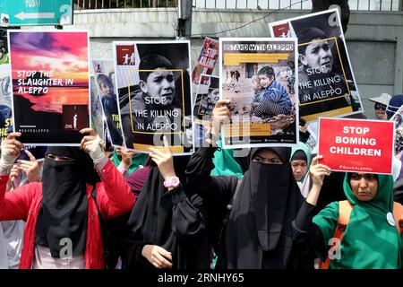 Jakarta: Protest gegen Bombardierung von Aleppo (161219) -- JAKARTA, 19. Dezember 2016 -- Indonesier halten Plakate während einer Kundgebung in Jakarta, Indonesien, 19. Dezember 2016. Indonesische muslimische Aktivisten und Bürger gingen am Montag auf die Straßen von Jakarta, um eine Solidaritätsdemonstration gegen die anhaltenden Morde in Aleppo, Syrien, zu veranstalten. (SXK) INDONESIEN-JAKARTA-SOLIDARITÄT MIT ALEPPO-KUNDGEBUNG AGUNGXKUNCAHYAXB. PUBLICATIONxNOTxINxCHN Jakarta protestiert gegen Bombenangriffe von Aleppo Jakarta DEZ 19 2016 indonesische Halten Sie Plakate während einer Kundgebung in Jakarta Indonesien DEZ 19 2016 indonesische muslimische Aktivisten und Stockfoto